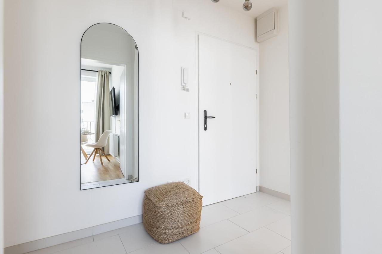 Bright Stylish With A Balcony In A Location Appartement