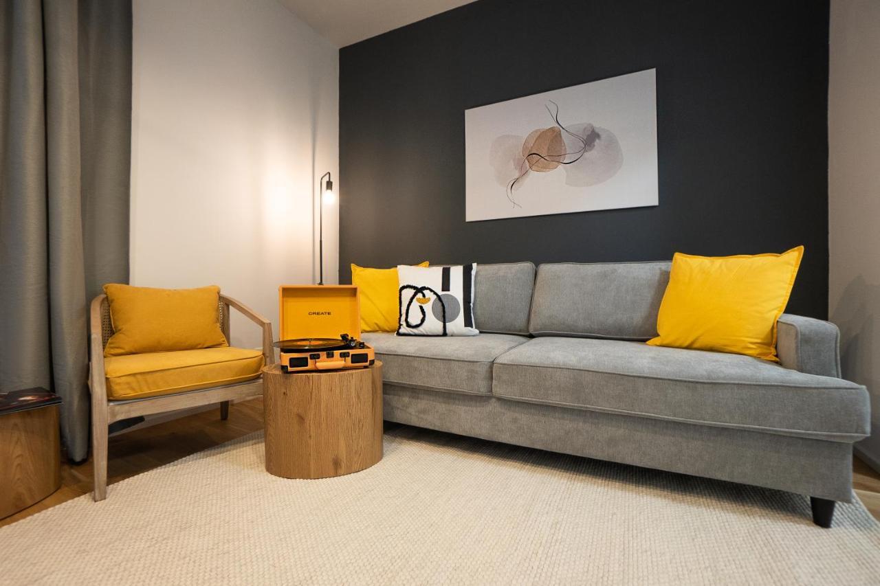 Bright Stylish With A Balcony In A Location Wenen