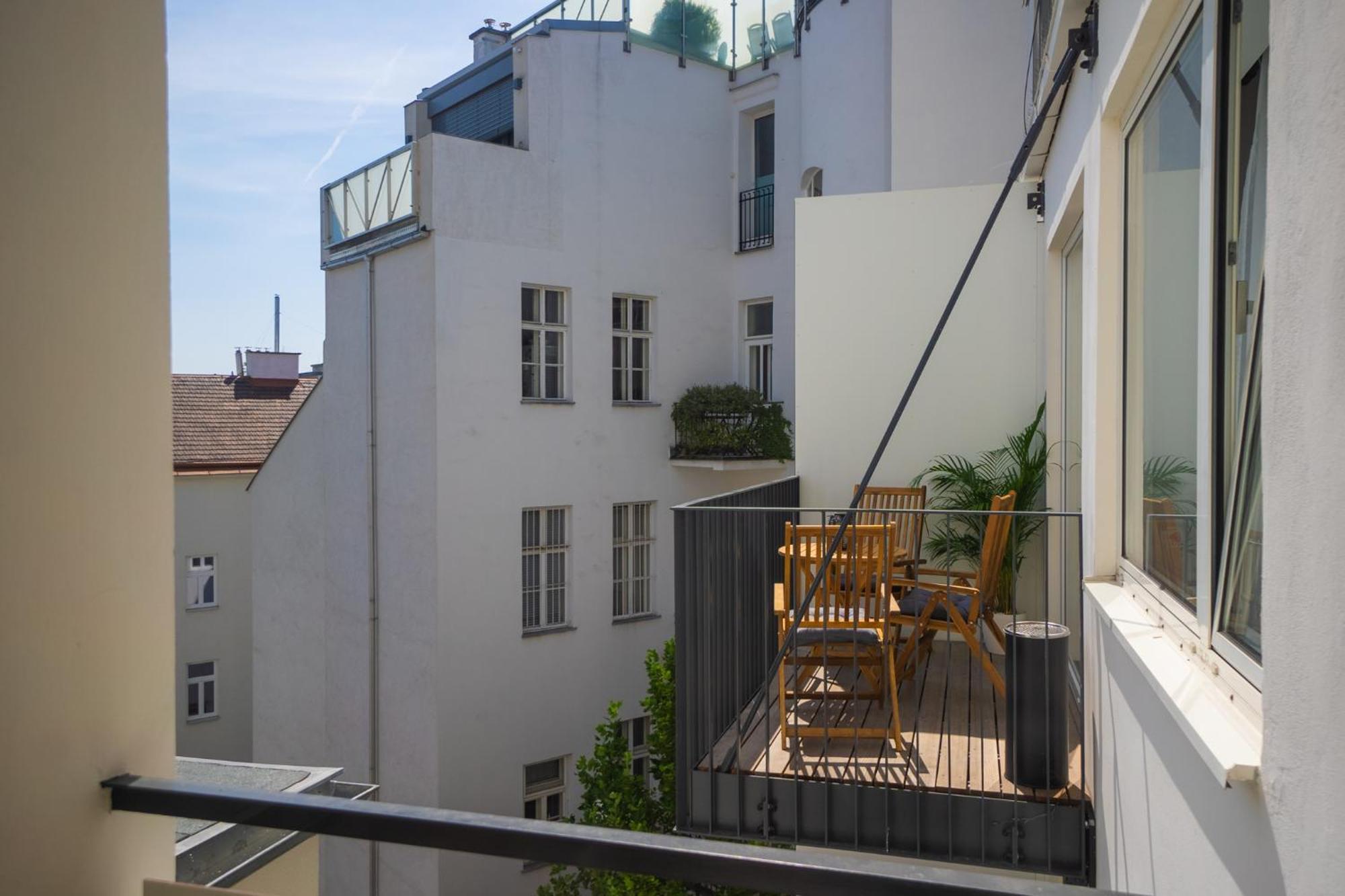 Bright Stylish With A Balcony In A Location * Wenen