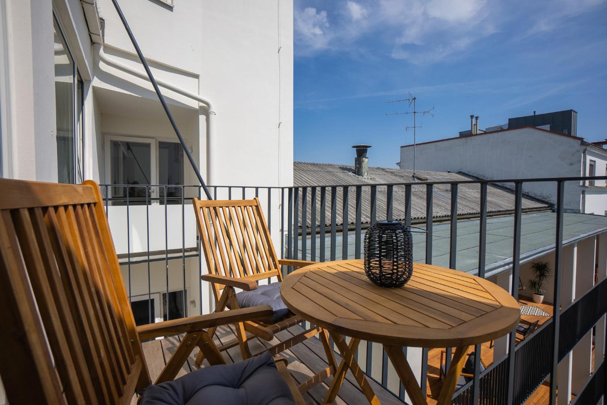 Bright Stylish With A Balcony In A Location Appartement
